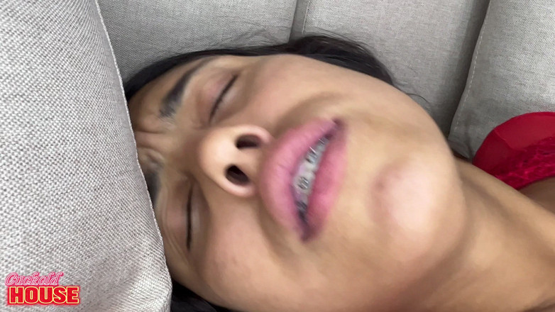 CuckoldHouse: Kocası Tarafından Aldatılan Adam, 18 Yaşındaki Karısının Büyük Penisli Kapıcıyla Cinsel...