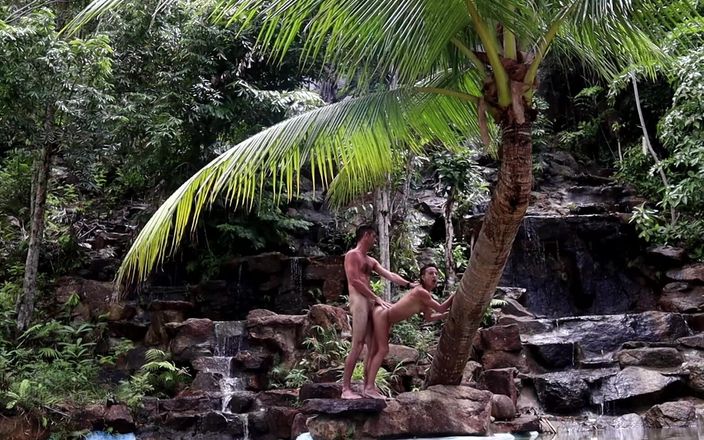 Magia Rosa: Having sex in a waterfall.