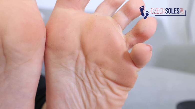 Czech Soles - foot fetish content: 姜猫的性感特写脚挑逗