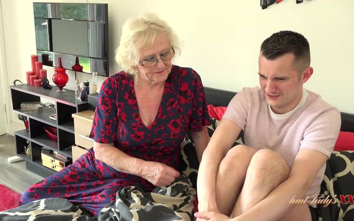 Aunt Judy's XXX: Peituda 66 anos GILF Sra. Claire pega amigo do enteado em...