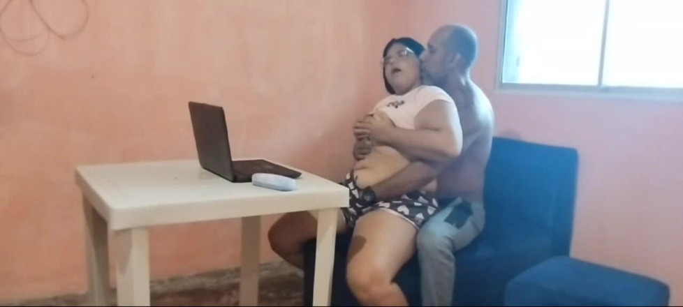 Adribella69: Вітчим спокушає свою сором'язливу падчерку, поки він не трахає її пизду, поки не наповнить її спермою 