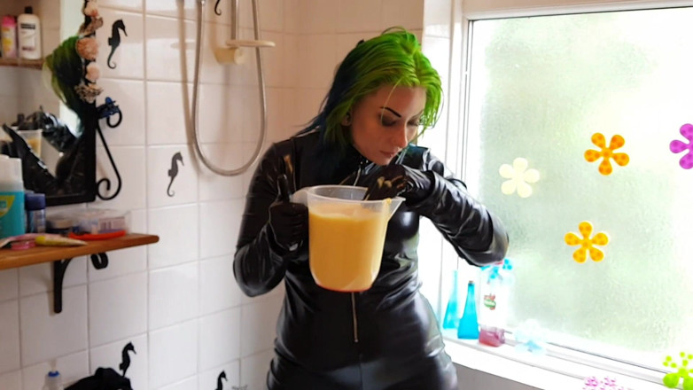 Tattooed Milfy Mama: Wet and Messy Custard Catsuit