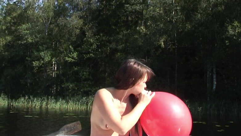 Looners Passion: Nahá kočička akce s balónem na jezeře