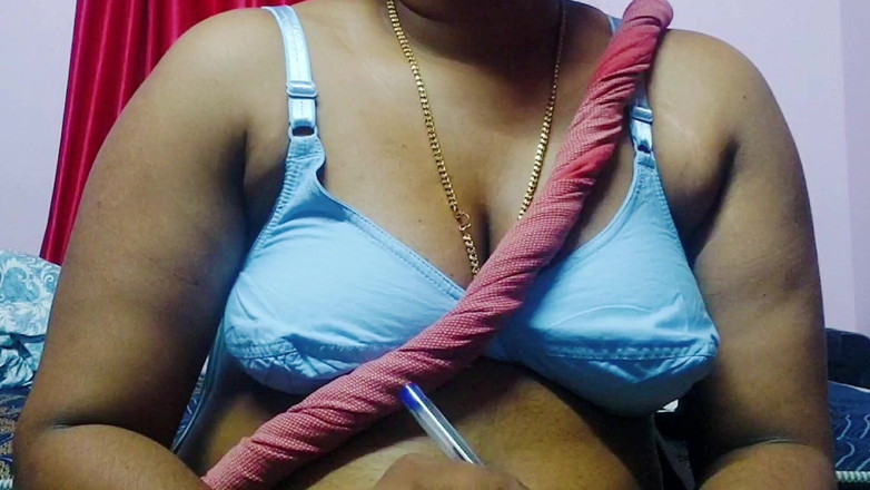Desi Mohini: बड़े स्तन वाली देसी भाभी मोहिनी ने अपने सौतेले बेटे के साथ मजा लिया