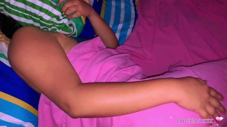 danielafoxxx: Розваги з мачухою опівночі в її кімнаті