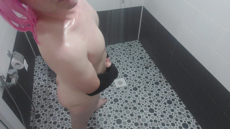 Kitty_Cross: お尻ニューハーフ白おいしい曲線美ボディがバスルームの床でいちゃつく