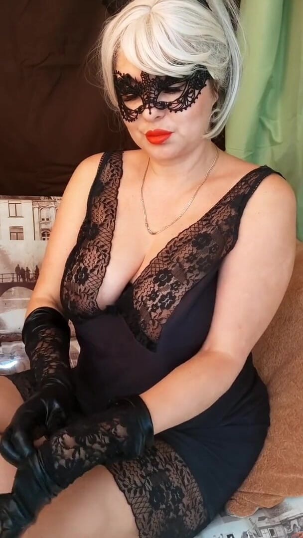Mommy Inna: Ibu tiri manis awak membelai pantatnya dan kemudian membawa pepeknya...