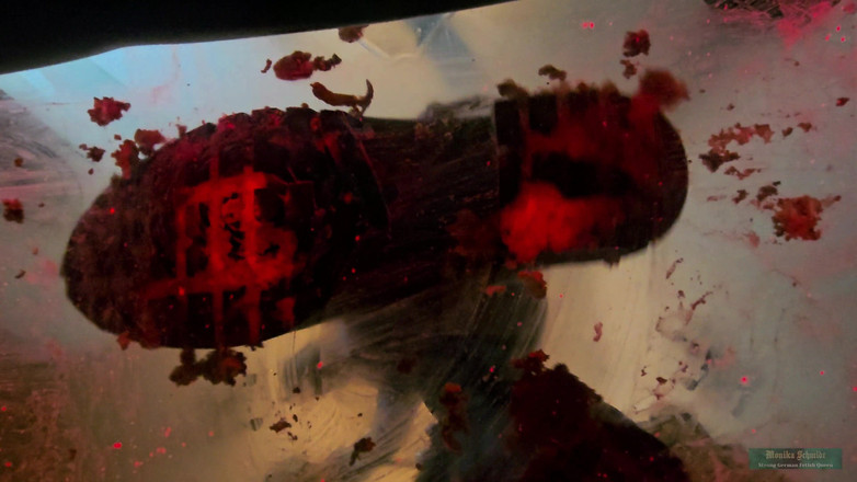 Strict Senz: モニカ・シュミット・バーガーの押し潰し巨人女の吐き出ブーツ崇拝