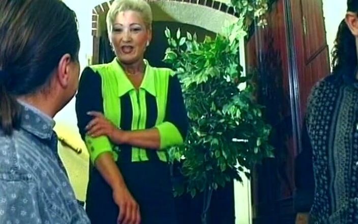 Deutsche Frauen: Madura alemã loira bebe porra depois de foda quente com...
