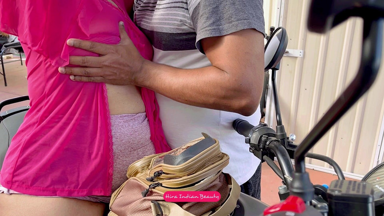 Hot 365 Entertainments: Pasangan India bercinta dengan sepeda motor - menekan payudara, bermain puting,...