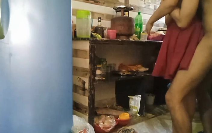 Fulki: 印度年轻的嫂子在我的继妹面前被姐夫干