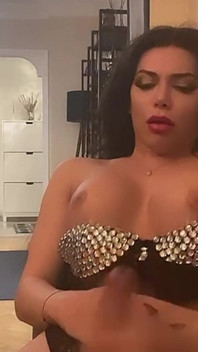 Shemale Turki Asena pancutan mani yang cantik