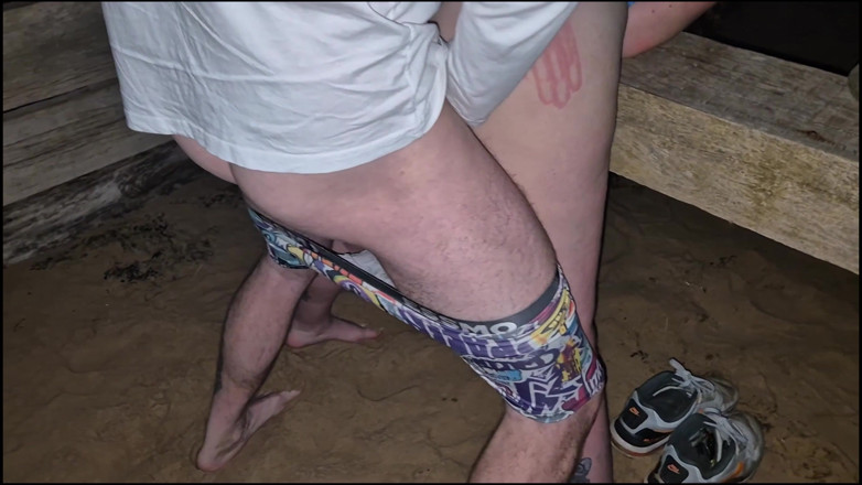 Mr D and Miss C: MMF bisexueller dreier am strand