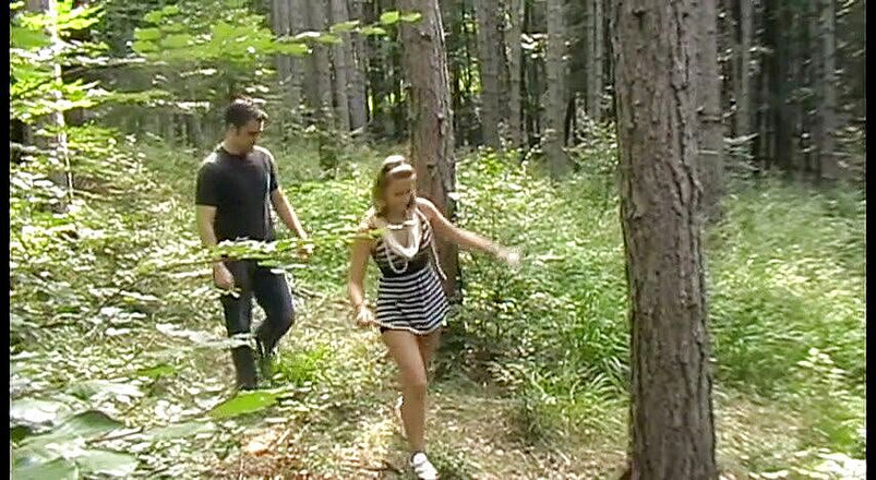 Femdom Austria: Imparare una lezione legata all'albero