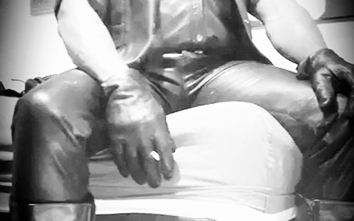 Black smoking muscle stepdad: Živé sezení s koženým kouřem