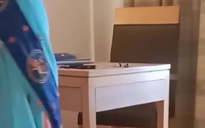 IndianHotwifeX: J’ai offert mon gros cul noir à mon patron principal pour...