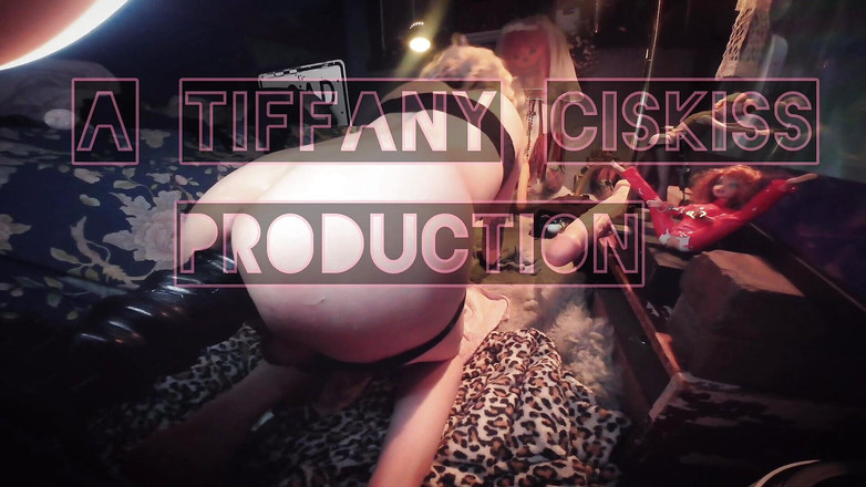 Tiffany Ciskiss: Sissy Butt Girl Tiffany Ciskiss roztahuje zadek denně