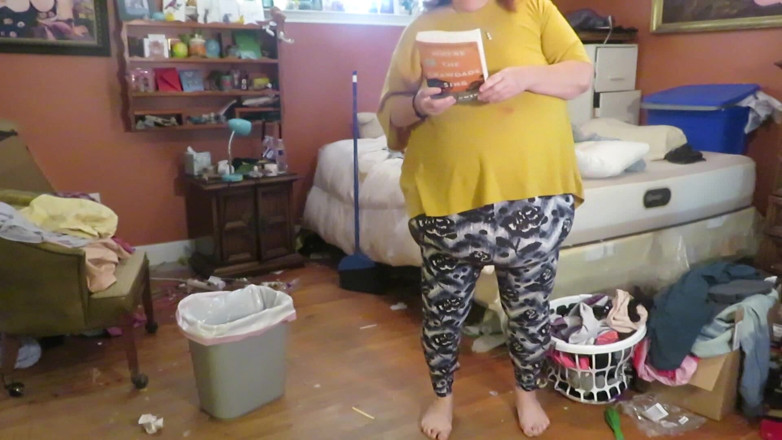 BBW nurse Vicki adventures with friends: Üstsüz giyinip odamı temizliyorum