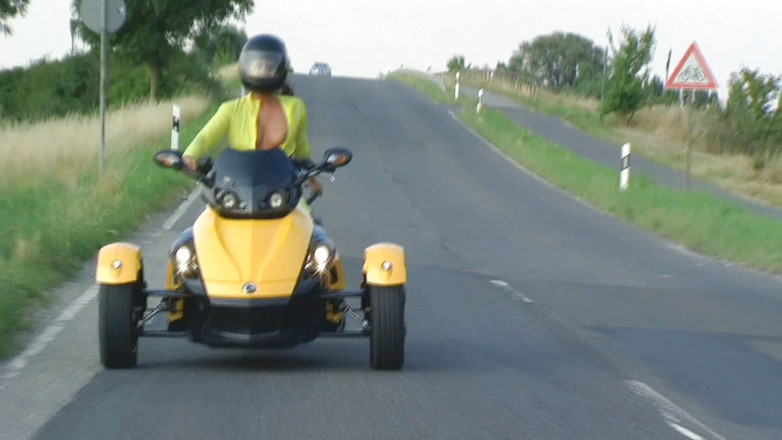 Rubber & Clinic Studio - 1ATOYS: Kesenangan luar ruangan karet yang aneh