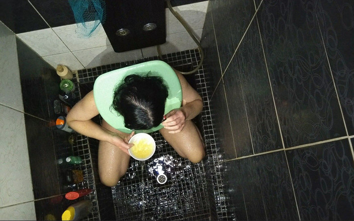 Toilet Mommy: 性感人妻被大量撒尿在脸上