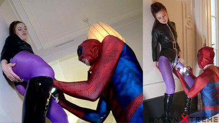 Nylon Xtreme: Monika는 보라색 팬티 스타킹을 입고 따먹어