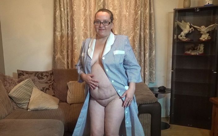 Horny vixen: Une MILF en uniforme de femme de ménage se déshabille...