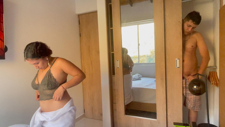 Angela Palvin: 我在我的房间里发现我的继妹，狠狠地操她，直到她潮吹。