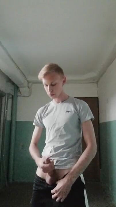 Dick Boys Studio: Rozhodl se honit si u vchodu