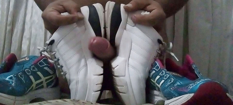Sneakerfetish_BR: 애널에 사정하는 스니커즈