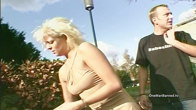 One Man Banned: Aksi seksi berani di belakang mobil