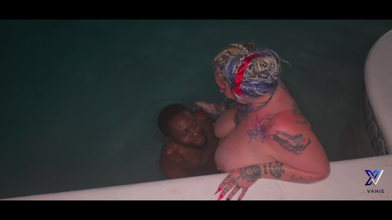 Mr.Freaky69Ja: Matón junto a la piscina