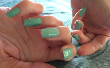 Lady Victoria Valente: Синие длинные ногти на пальцах. Натуральные ногти на пальцах