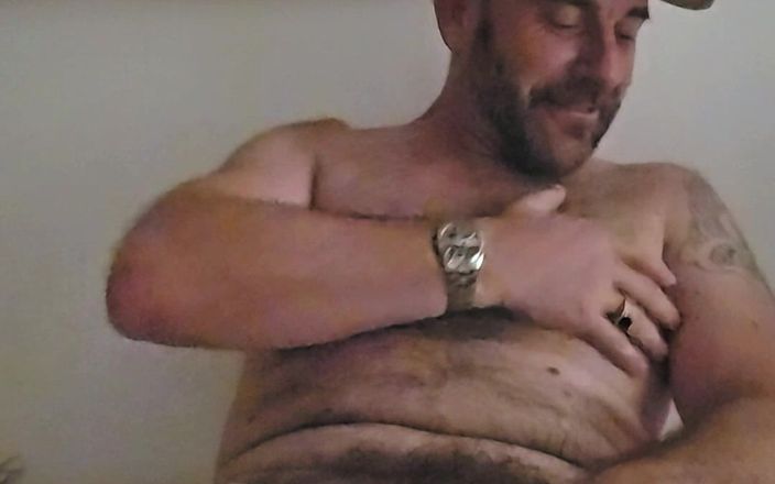 Twoblokes: Bruce speelt met zichzelf terwijl Jack voor het huisdier zorgt