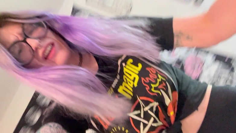 Peppermint Giantess: Suelas sucias jugando videojuegos