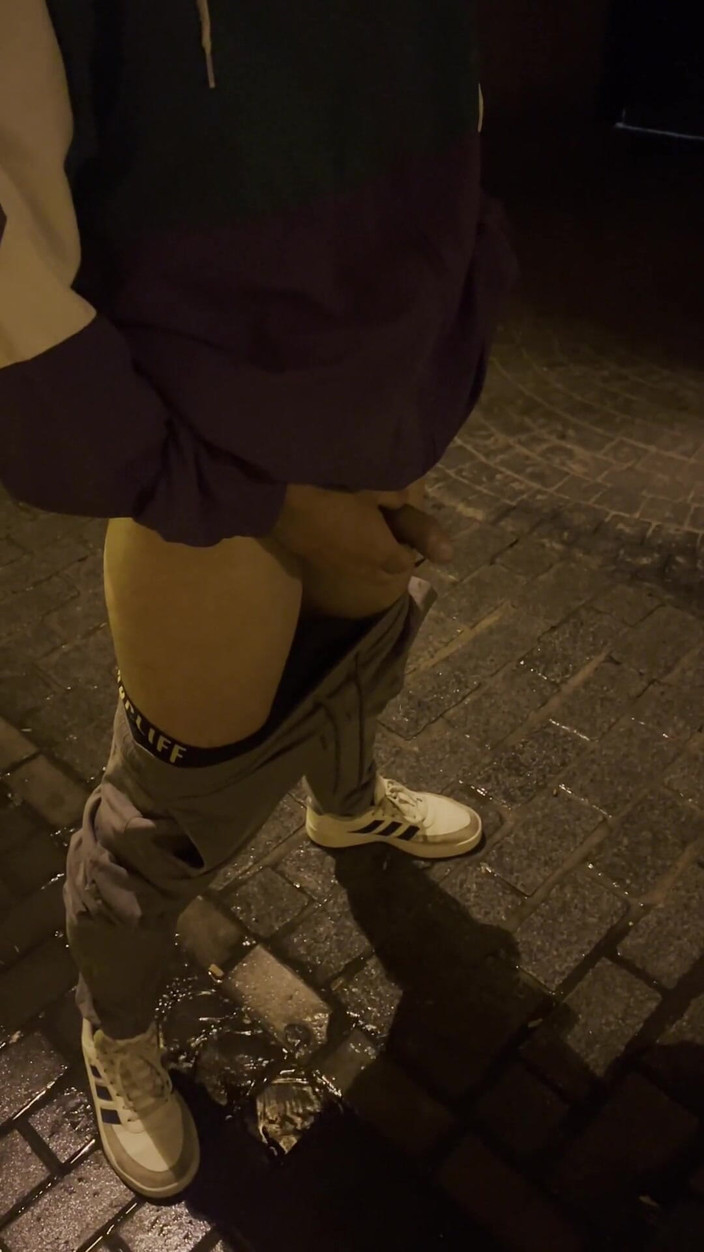 Dirty Dog: Моя подруга-гетеро застукала писаю на улице