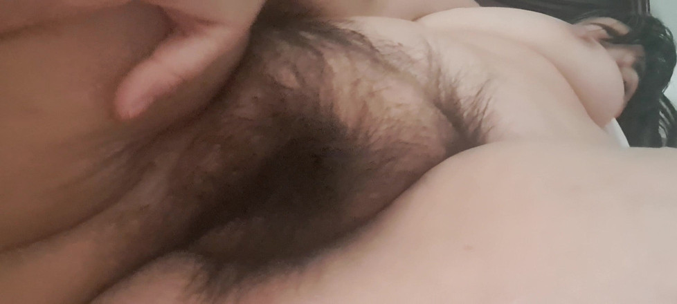 Mommy big hairy pussy: Chơi với âm hộ trưởng thành, nhiều lông và sừng sỏ