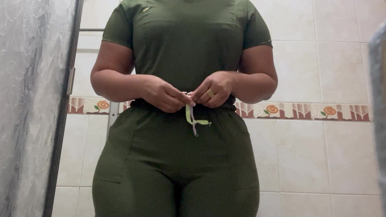 pampammedallo: Voluttuosa ragazza piscia (infermiera)