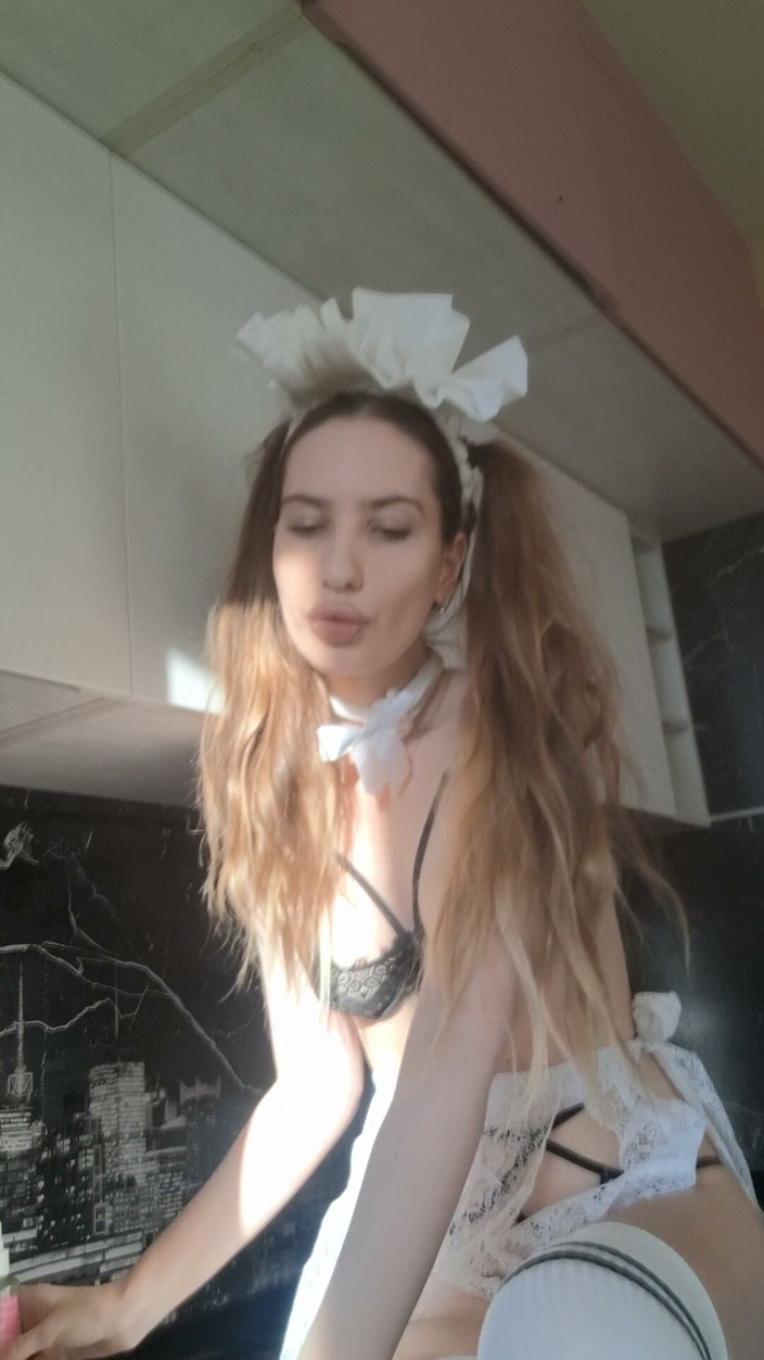 ElzaKom: Personal servitoarea este gata să respecte ordinele dumneavoastră în seara asta!