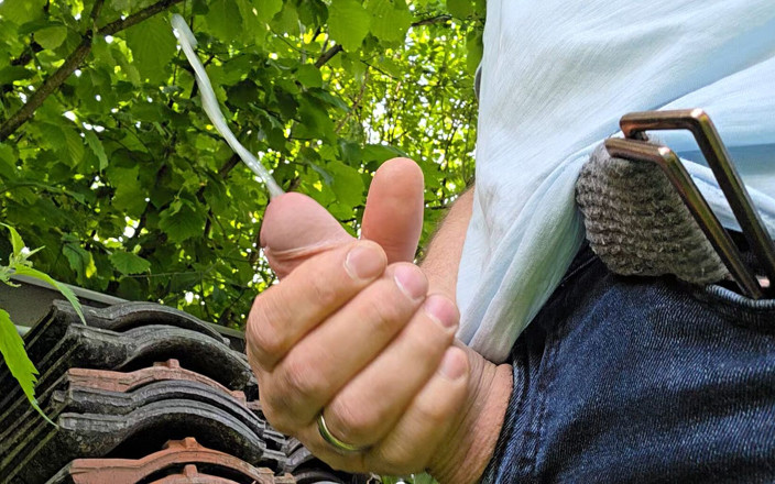 Giantasshole: Bawię się i squirtam na zewnątrz moim grubym kutasem