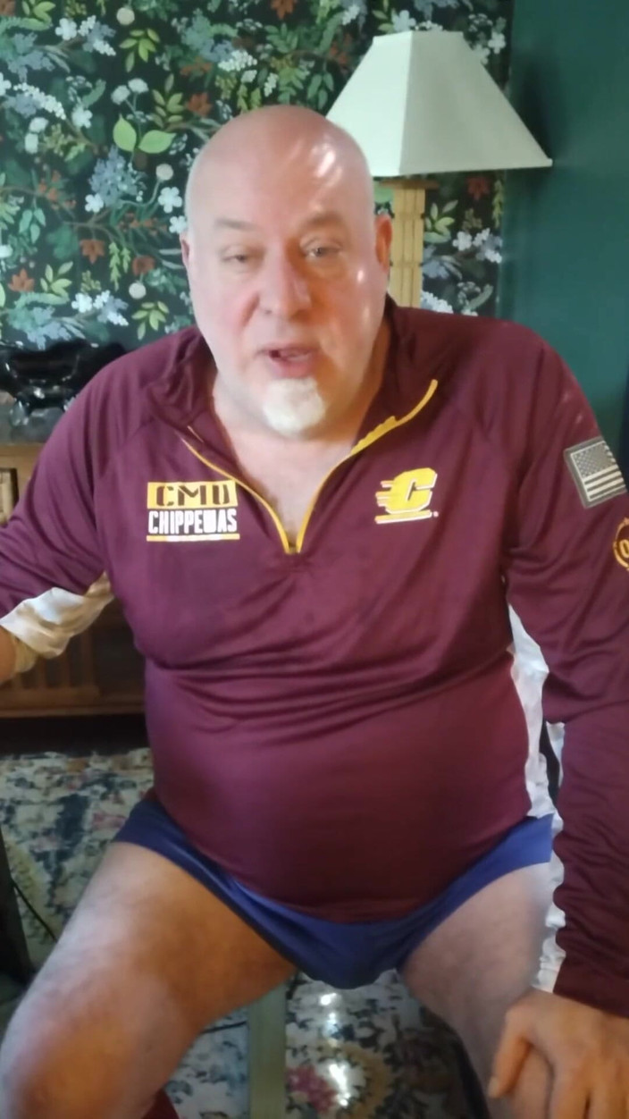 beardaddychub: コーチがディルドを使って彼をファックする方法をプレイヤーに教えます!