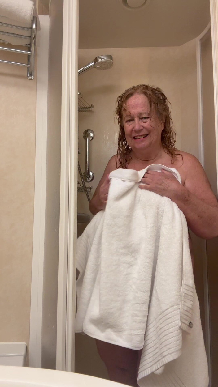 Big Ass 4 U: 奶奶淋浴后倒满了泡泡