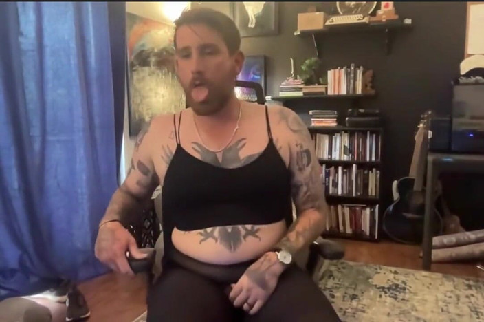 Dirtytrisha: パンティストッキングを破っておしっこをする