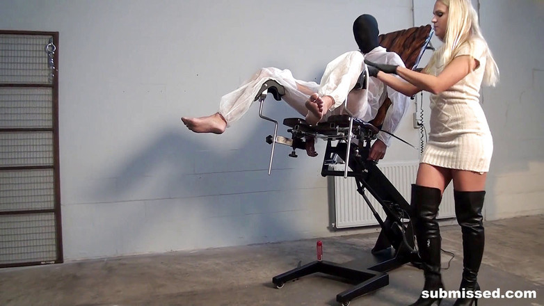 Submissed: Barra Brass играет с 2 большими членами этих связанных мужчин