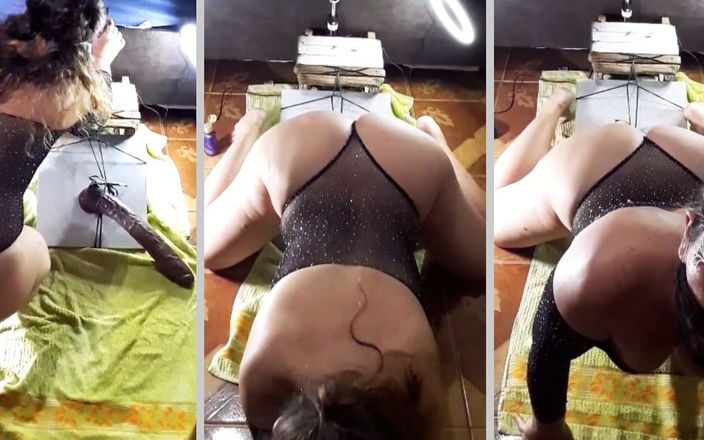Mirelladelicia striptease: Zwarte bodysuit exhibitionisme op zijn hondjes