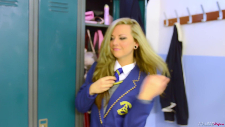 College Uniform: Спокуса в роздягальні за участю Тамсін К