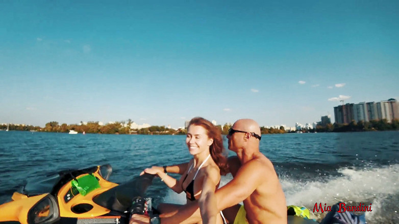 Mia Bandini: Al aire libre, culo a garganta cabalgando en la moto...