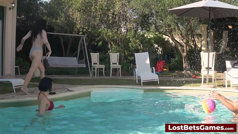 Lost Bets Games: Komm zu den mädchen für eine brutzelnde partie Strip-Volleyball