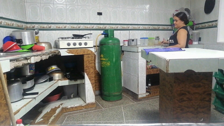 ROUS: Dejo de ir al baño para follar a mi hijastro.