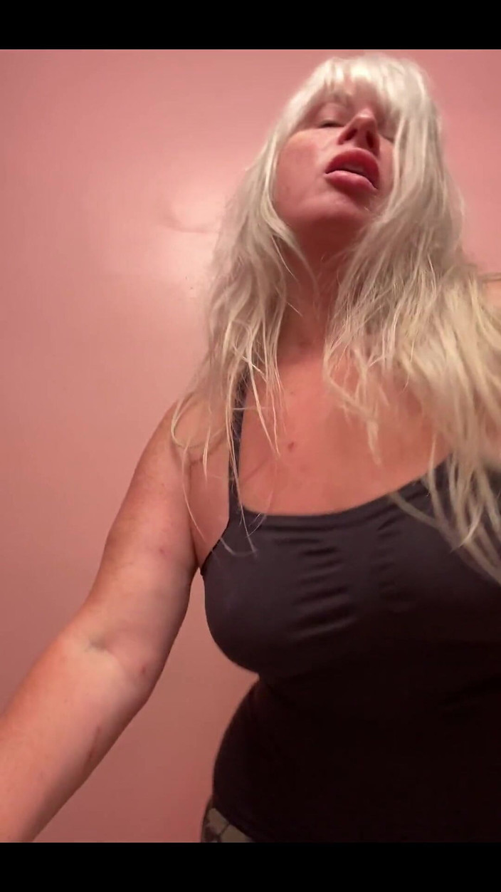 PaintedRose: Matrigna in pantaloncini da yoga nel suo bagno