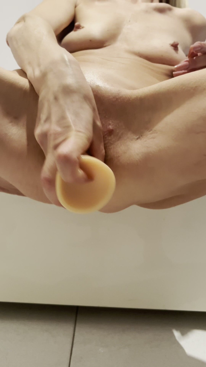 Nofaceblonde: 俄罗斯人决定独自在家自慰达到高潮